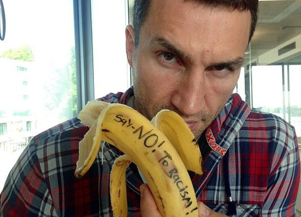 Световният шампион и доминант в бокса Владимир Кличко не само захапа банан след инцидента с Алвеш, а и написа на него - "Да кажем "не" на расизма".