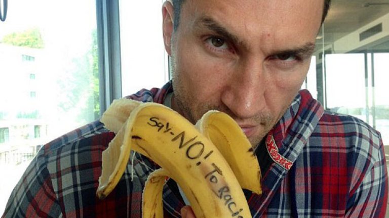 Световният шампион и доминант в бокса Владимир Кличко не само захапа банан след инцидента с Алвеш, а и написа на него - "Да кажем "не" на расизма".
