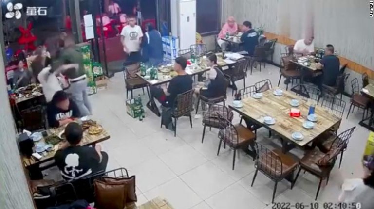 Видеото стана вирусно в социалните медии на Китай и предизвика множество неудобни разговори за правата на жените в страната.