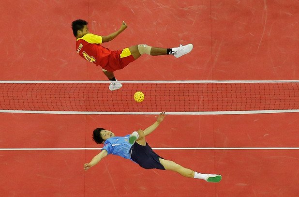 Този спорт се нарича сепактакрау и се практикува само в Азия. Джитбол с малка топка. Такива атрактивни изпълнения бяха обичайни за игрите в Корея.