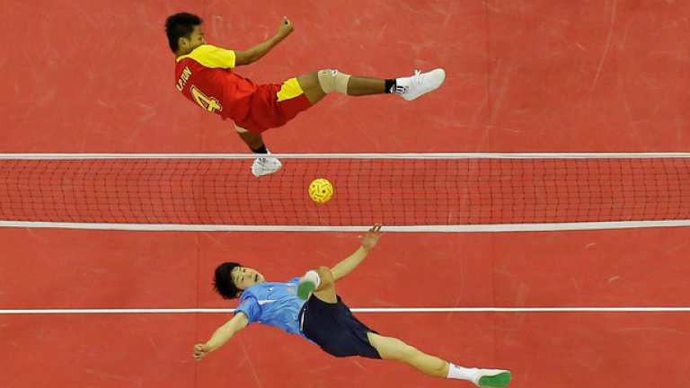 Този спорт се нарича сепактакрау и се практикува само в Азия. Джитбол с малка топка. Такива атрактивни изпълнения бяха обичайни за игрите в Корея.