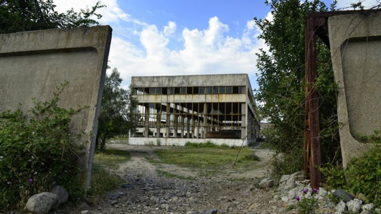 Производственото оборудване е демонтирано, а на негово място никнат треви