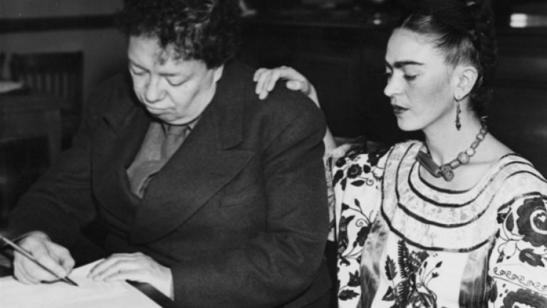 Фрида Кало и Диего Ривера

Художническата двойка на 20 век има 20 години разлика. С една дума, Кало се влюбва в учителя си и двамата се женят през 1929 година. Той е свръхдебел, пие много и майката на Фрида не го одобрява. И двамата имат множество странични връзки (като например забежката на Кало с Леон Троцки, както и свалката на Ривера с по-малката сестра на Фрида - Кристина).
След 10 години брак, двамата се развеждат, но това довежда само до засилване на любовта им и се женят отново през 1940-та. През цялото време, докато са заедно, двамата се състезават в областта на изкуството, като битката се печели от Диего, който е много известен по това време. Това пък дразни Кало. Тя получава признание много години след смъртта си.

Поука: Липсата на успех в работата може да ви провали връзката.