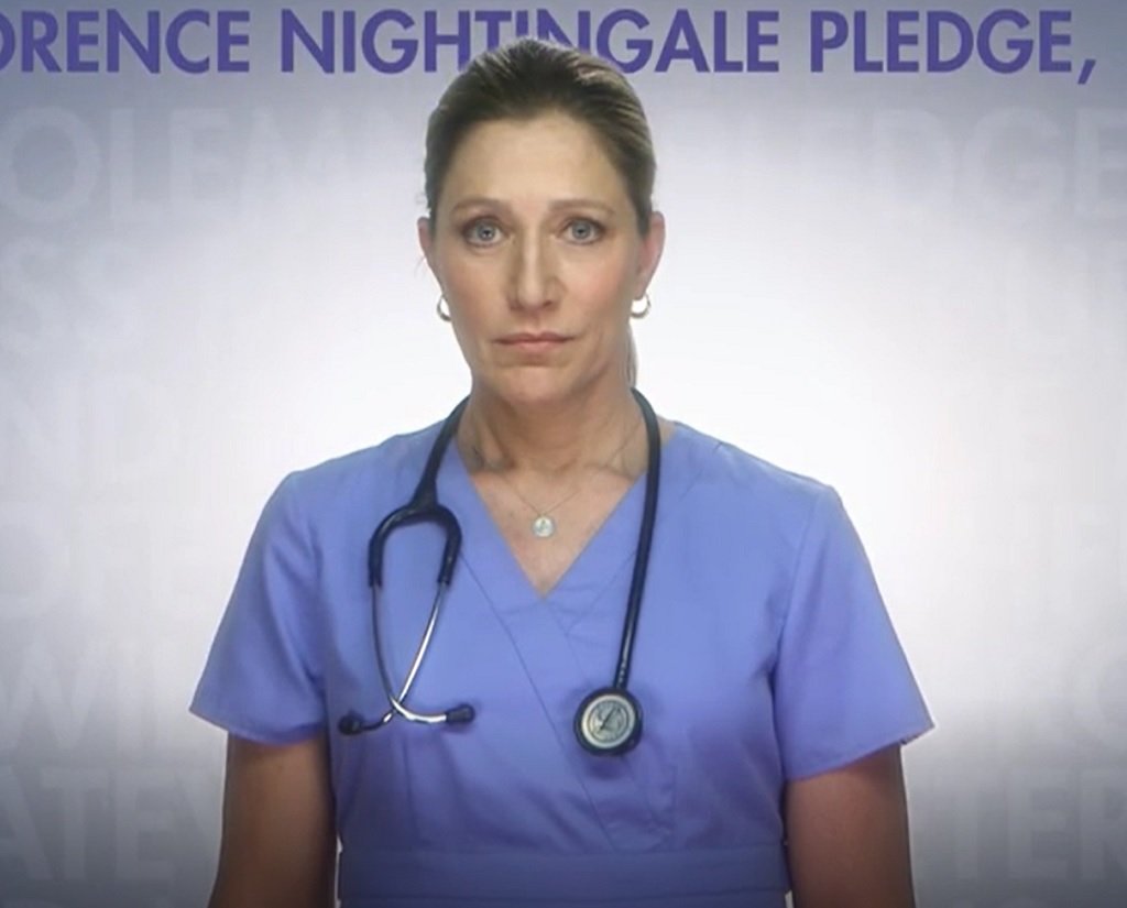 "Сестра Джаки" (Nurse Jackie, 2009 г.)  
Както забелязвате, в списъка ни не попадат познатите вече и превърнали се в класики сериали като "Д-р Куин Лечителката" и "Спешно отделение", както и повтаряните често по телевизиите "Д-р Хаус" и "Анатомията на Грей". Това е, защото допускаме, че вече сте ги гледали, което не означава, че ги подценяваме или не носят чара на своето време. Напротив, палец нагоре за повторно гледане.
 
Не можем обаче да подминем "Сестра Джаки", макар да е малко по-стар от заглавията дотук. Сериалът отлично описва нелеката борба на една медицинска сестра - Джаки Пейтън (Иди Фалко) да балансира между напрегната си работа и не особено подредения си личен живот. За нея балансирането между пациенти, лекари, колежки сестри и неразумните ѝ любовни авантюри е трудно да се случва без употребата на наркотици. Дали това може да продължи вечно е отговорът, който намираме в "Сестра Джаки", поднесен с особеното ѝ чувство за хумор (в което е лесно да се влюбиш).