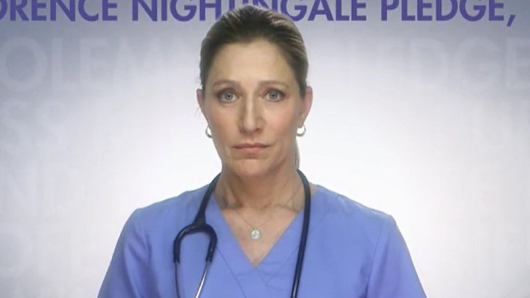 "Сестра Джаки" (Nurse Jackie, 2009 г.)  
Както забелязвате, в списъка ни не попадат познатите вече и превърнали се в класики сериали като "Д-р Куин Лечителката" и "Спешно отделение", както и повтаряните често по телевизиите "Д-р Хаус" и "Анатомията на Грей". Това е, защото допускаме, че вече сте ги гледали, което не означава, че ги подценяваме или не носят чара на своето време. Напротив, палец нагоре за повторно гледане.
 
Не можем обаче да подминем "Сестра Джаки", макар да е малко по-стар от заглавията дотук. Сериалът отлично описва нелеката борба на една медицинска сестра - Джаки Пейтън (Иди Фалко) да балансира между напрегната си работа и не особено подредения си личен живот. За нея балансирането между пациенти, лекари, колежки сестри и неразумните ѝ любовни авантюри е трудно да се случва без употребата на наркотици. Дали това може да продължи вечно е отговорът, който намираме в "Сестра Джаки", поднесен с особеното ѝ чувство за хумор (в което е лесно да се влюбиш).
