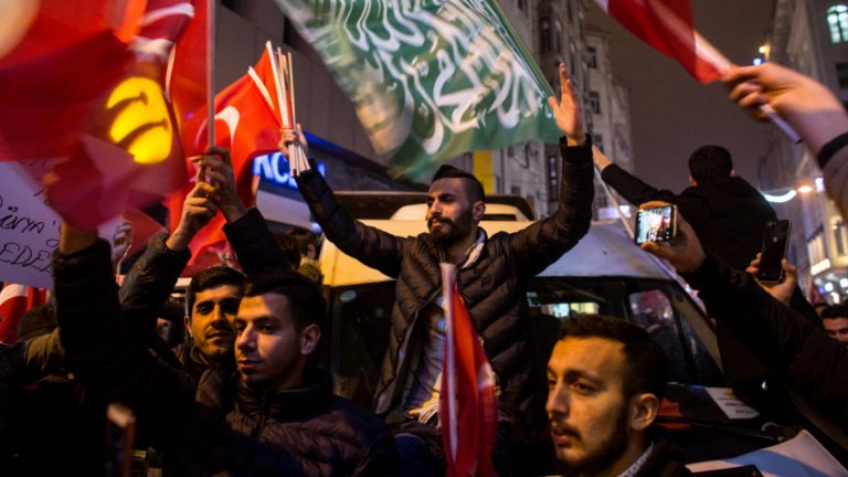 Тази нощ холандската полиция разпръсна демонстранти пред турското консулство в Ротердам. Първоначално около 2000 привърженици на турския президент Ердоган бяха мирно избутани настрана от дипломатическата мисия, след което бяха използвани кучета и палки