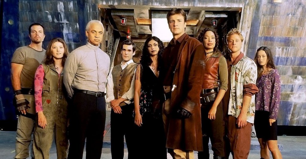 Firefly
Всеки път, когато се говори за прекратени твърде рано сериали, Firefly излиза на преден план. Продукцията на Fox е спряна след само един сезон, но след мощната кампания на феновете (във време, когато още нямаше социални мрежи), компанията прави и един телевизионен филм, с който да успокои страстите на всички - Serenity. Самото шоу накратко може да се опише като интергалактическа каубойска одисея, но е в пъти повече от това. Сюжетът се развива през 2517 година, като светът в голямата си част е контролиран от интергалактическа федерация, в която планетите близо до центъра просперират, а тези в края са оставени почти на произвол. Междувременно в крайните части върлуват и т.нар. "мародери" - същества, подобни на зомбита, които обичат да ядат живи хора.  В целия този хаос историята се съсредоточава върху кораба Serenity (клас "Светулка") и неговия екипаж, воден от капитан Малкълм Рейнолдс - бивш боец от войната на сепаратистите срещу Федерацията, загубена злощастно. Сега той, заедно с бившия си боен другар Зоуи Алийн, както и един цял екипаж от хора без друго подходящо място за себе си, една куртизанка и един свещеник, са се превърнали в контрабандисти. Историята им обаче се заплита, когато на борда се качва един млад лекар заедно със странната си сестра. Сериалът определено си заслужава да му се даде шанс, ако досега не сте. А филмът след него - Serenity, просто ще ви разбие.
