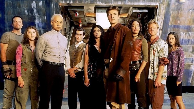 Firefly
Всеки път, когато се говори за прекратени твърде рано сериали, Firefly излиза на преден план. Продукцията на Fox е спряна след само един сезон, но след мощната кампания на феновете (във време, когато още нямаше социални мрежи), компанията прави и един телевизионен филм, с който да успокои страстите на всички - Serenity. Самото шоу накратко може да се опише като интергалактическа каубойска одисея, но е в пъти повече от това. Сюжетът се развива през 2517 година, като светът в голямата си част е контролиран от интергалактическа федерация, в която планетите близо до центъра просперират, а тези в края са оставени почти на произвол. Междувременно в крайните части върлуват и т.нар. "мародери" - същества, подобни на зомбита, които обичат да ядат живи хора.  В целия този хаос историята се съсредоточава върху кораба Serenity (клас "Светулка") и неговия екипаж, воден от капитан Малкълм Рейнолдс - бивш боец от войната на сепаратистите срещу Федерацията, загубена злощастно. Сега той, заедно с бившия си боен другар Зоуи Алийн, както и един цял екипаж от хора без друго подходящо място за себе си, една куртизанка и един свещеник, са се превърнали в контрабандисти. Историята им обаче се заплита, когато на борда се качва един млад лекар заедно със странната си сестра. Сериалът определено си заслужава да му се даде шанс, ако досега не сте. А филмът след него - Serenity, просто ще ви разбие.