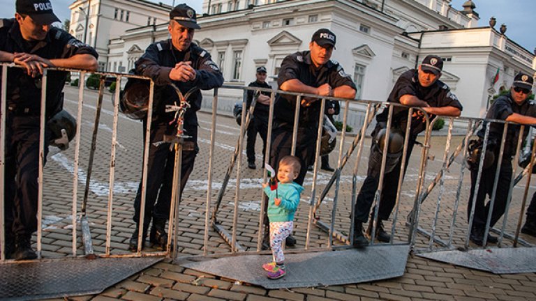 Ден 33. Стената падна