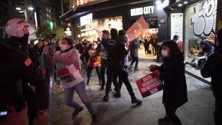 Протести в Истанбул заради високите цени и срива на лирата