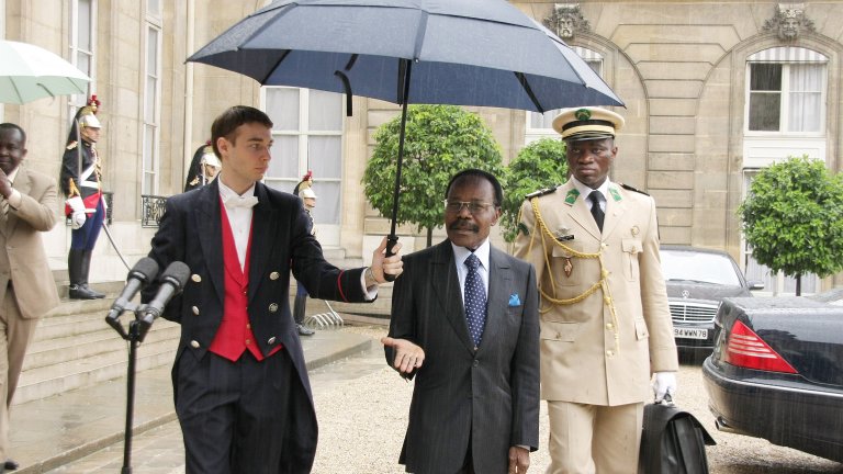 Омар Бонго на посещение в Париж през 2008 г. Вдясно от него е ръководителят на текущия преврат генерал Брис Олиги Нгуема