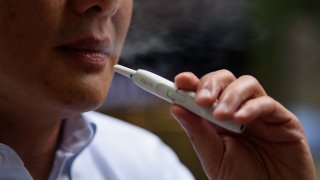 Ако промените бъдат одобрени, те ще се отнасят и до повечето видове електронни цигари, както и бездимните тютюневи изделия IQOS и наргилетата