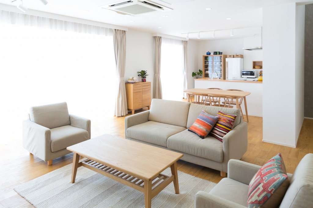 Разделете стаята сиЧесто апартаментите не са равномерно разпределени. Така например се оказва, че имате една огромна стая, която е и всекидневна, и спалня, и кухня (или поне две от тях заедно). А мислили ли сте за това, че можете да създадете усещане за друго помещение дори само ако сложите дивана си в центъра на стаята, а зад него разположите неща, подходящи например за кухнята (като маса със столове)? Класическият метод, разбира се, си остава разделянето с етажерка или шкаф, a най-хубавото остава, че винаги можете да върнете мебелите на старото им място, ако нещата не се получават.