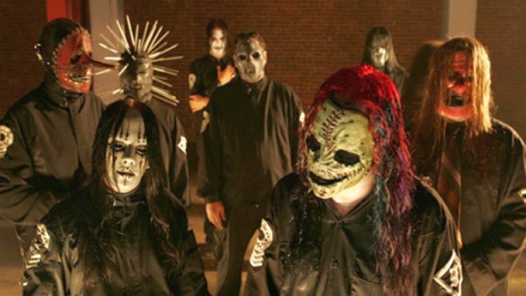 Slipknot 
Самураят убиец - така наричат 18-годишния Морн Хармс, убиецът от Техническото училище Ник Диедерикс в Крюгердорп, Южна Африка. През 2008 г. той се промъква маскиран в училището и с меч катана пробожда смъртоносно 16-годишния Жак Преториус, както и двама от градинарите в училището и още един по-малък ученик. Когато е заловен, е открита и маската му - наподобяваща тази на барабаниста на Slipknot Джоуи Джордисън. След това показания на приятели на Хармс показват, че младежът се интересувал активно от демонология и слушал страшно много именно Slipknot. Оттам местните медии започват да приписват деянието на "демоничната музика", която Кори Тайлър и компания правят.