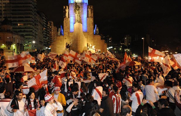 Над 200 000 са празнували при Обелиска, паметник в центъра на Буенос Айрес, след титлата на Ривер.