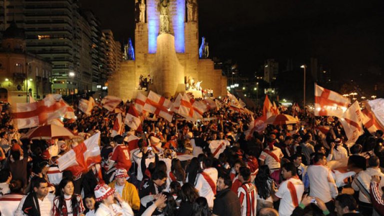 Над 200 000 са празнували при Обелиска, паметник в центъра на Буенос Айрес, след титлата на Ривер.