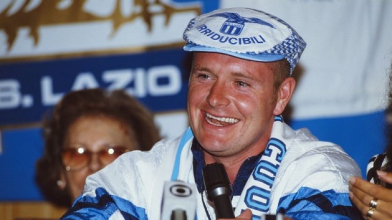 Щуракът Пол Гаскойн стъпва в Рим
По онова време най-силните футболисти от Англия поглеждат сериозно към Апенините. И особено Пол Гаскойн, героят от световното през 1990 г., попаднал в обектива на Наполи, Ювентус и Рома. В крайна сметка Лацио успява да се договори за него с Тотнъм, макар че трансферът се забавя заради една контузия в коляното, а сделката пада от 10 на 6 милиона евро. Така през май 1992 г. щуравият Газа пристига в Рим срещу седмична заплата от 25 000 евро. Бързо спечелва сърцата на тифозите, особено след като вкарва изравнителния гол в първото си градско дерби срещу Рома. 
Още в първия си сезон Гаскойн помага на Лацио да завърши на пето място, и да играе в Европа за пръв път от 16 години. Това е много рязък скок за клуб, който в края на 80-те рита в Серия В. А с Газа става властелин в дербито на Рим в продължение на няколко години, преди Франческо Тоти да възстанови равновесието с екипа на Рома. Освен това Лацио има в редиците си и най-добрия голмайстор на Серия А за това десетилетие: Джузепе Синьори, вкарал цели 141 гола. „Предстоят ми в Лацио беше фантастичен. С екипа на този отбор станах три пъти голмайстор на Серия А, което е страхотно постижение“. Подобно нещо не е по силите дори и на Габриел Батитута, за чиито бляскави изяви с екипа на Фиорентина все още напомня неговата статуя във Флоренция. 
Всъщност Гаскойн изиграва за Лацио само 47 мача в рамките на три сезона. Причината са не само контузиите, но и наднорменото му тегло. През 1995 г. напуска Серия А, за да отиде в Рейнджърс. И понеже знае как да каже „ариведерчи“ със стил, Газа си тръгва от последната тренировка, качен върху мощен „Харли-Дейвидсън“ и с цигара в уста.