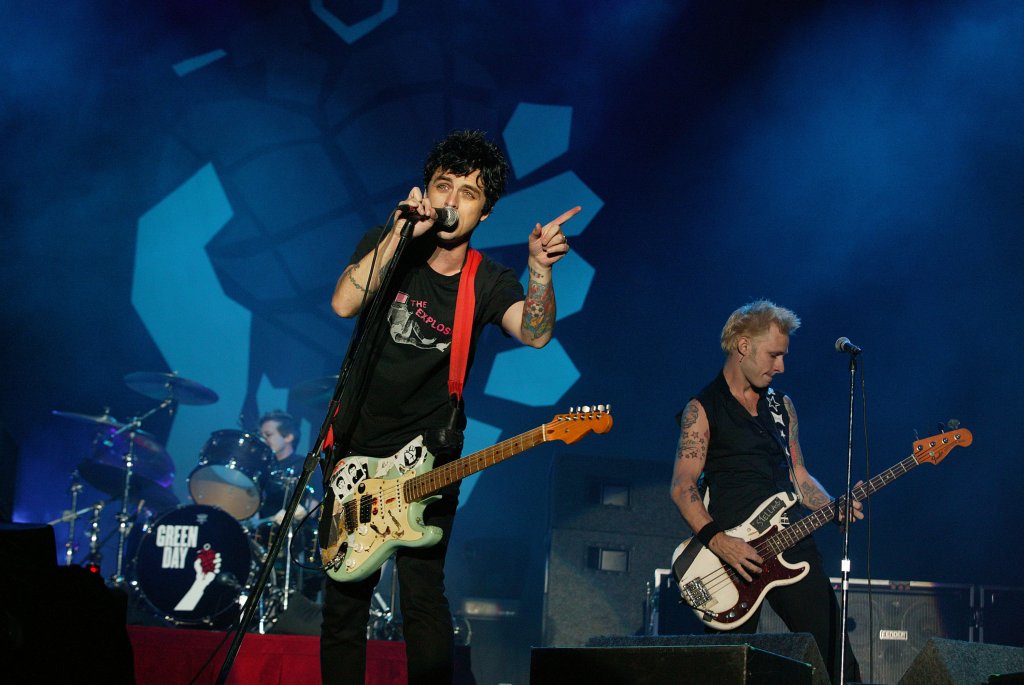 16. Green Day
Общ брой слушатели: 3 460 345
Вероятно най-успешната поп-пънк банда на нашето време стана световно известна през 1994 година и преживя възраждане през 2000 година с рок-опера албума American Idiot.