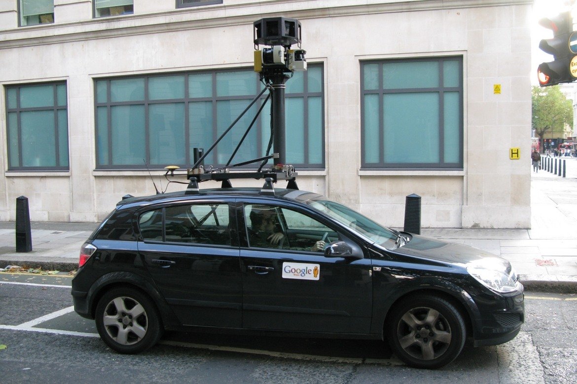 7. Google Street View в Австрия

Google Street View е наистина полезен начин човек да се ориентира из непознат град или държава. Но услугата нямаше да е достъпна, ако софтуерният гигант не беше разпратил по света коли с камери, които да създадат възможността за тези виртуални разходки. Австрия обаче се притеснява за личния живот на своите граждани, поради което временно забранява на колите на Google да обикалят по улиците на страната. Забраната е въведена, когато става ясно, че Google без разрешение са събирали данни от WiFi мрежи. Впоследствие е премахната.