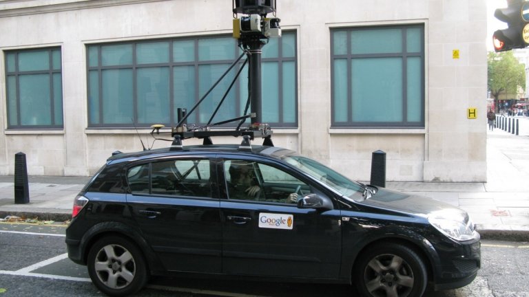 7. Google Street View в Австрия
Google Street View е наистина полезен начин човек да се ориентира из непознат град или държава. Но услугата нямаше да е достъпна, ако софтуерният гигант не беше разпратил по света коли с камери, които да създадат възможността за тези виртуални разходки. Австрия обаче се притеснява за личния живот на своите граждани, поради което временно забранява на колите на Google да обикалят по улиците на страната. Забраната е въведена, когато става ясно, че Google без разрешение са събирали данни от WiFi мрежи. Впоследствие е премахната.