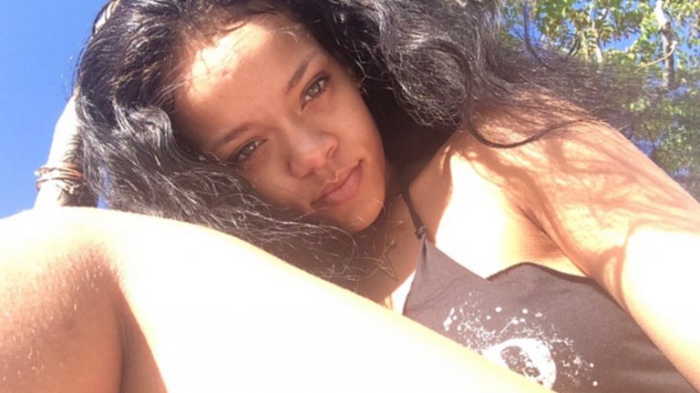 През 2018 година певицата Риана публикува в Instagram своя снимка с необръснати крака, придружена от текст: "Когато нямаш търпение за лятото". Това накара цяла вълна фенове на певицата да изберат миналото лято, за да оставят самобръсначката. (instagram.com/badgalriri)