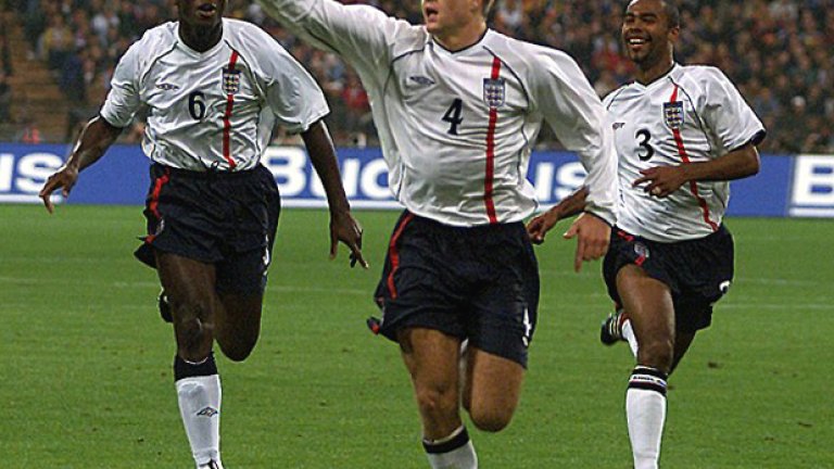 Златният му миг. Септември 2001 г., Мюнхен: Германия - Англия 1:5. Джерард се радва след първия си гол с националния екип, а англичаните повярвяха, че имат невероятно талантлив отбор, наречен "Златно поколение".