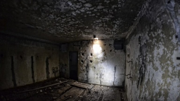 Цялото налично оборудване на батареята е изнесено, а от стените стърчат само куките на радиаторите и отворите за блиндажните перископи.