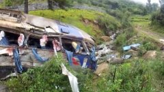 Автобус падна в 400-метрова пропаст, загинаха 32-ма души