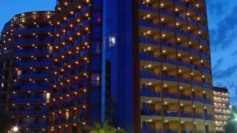 26-годишна англичанка падна от шестия етаж на хотел в Слънчев бряг. Тя се намира в медикаментозна кома в УМБАЛ Бургас.