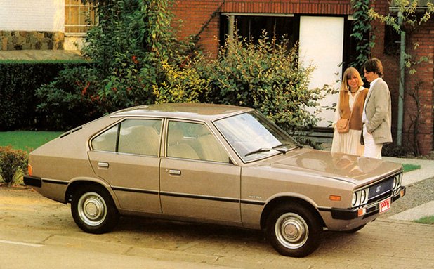Hyundai Pony (1974)
Прието е да се смята, че дебютиралото през 1974 първо поколение на хита VW Golf е не просто знаков модел, създаден от Джуджаро, а автомобил, който е определил развитието на индустрията за години напред. И никой не оспорва това. Но в същото време скромния на вид хечбек Pony има важна роля в прогреса на гиганта Hyundai Motor – с този модел започва модерната история на корейския производител. Създаденият на шасито на Mitsubishi Colt компактен модел дебютира на салона в Торино през 1974, а две години по-късно излиза и на световния пазар.