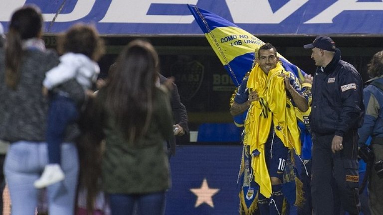 Тевес направи почетна обиколка на стадиона със знамето на Бока и транспаранта на Марадона