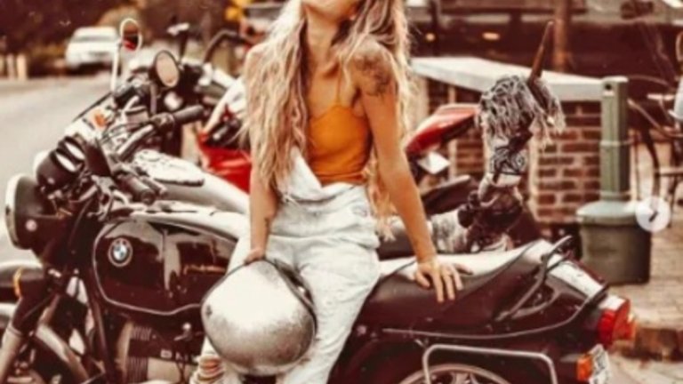 Снимките на Тифани Мичъл предизвикват редица въпроси