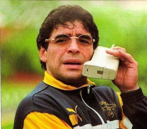 Диего Марадона преди ерата на смартфоните.