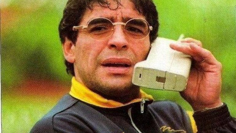 Диего Марадона преди ерата на смартфоните.