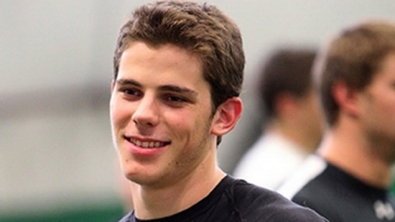 Тейлър Сегуин. Като дете му предвиждаха бляскаво бъдеще в хокея. Бостън го избра под №2 в драфта, а при дебюта си в НХЛ талантът вдигна Купа Стенли. Славата обаче просто не му понесе - системни дисциплинарни провинения, непрестанни купони и пиячка до зори. Ръководството най-накрая вдигна ръце и го прати в Далас в замяна на няколко посредствени хокеисти. Сега Тейлър трябва да докаже, че е способен да възкръсне от пепелта.