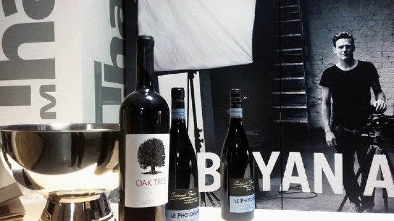 Браян Адамс откри изложбата си с вина "Le Photographe"