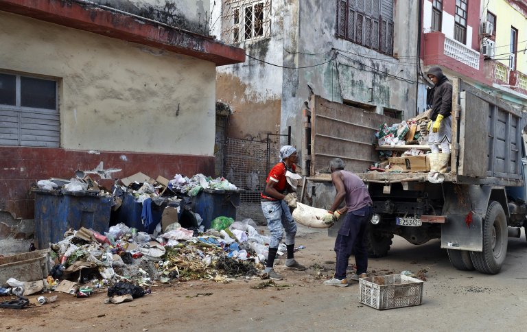 В столицата Хавана боклукът се трупа дни наред, защото извозването му е силно затруднено от липсата на достатъчно гориво.