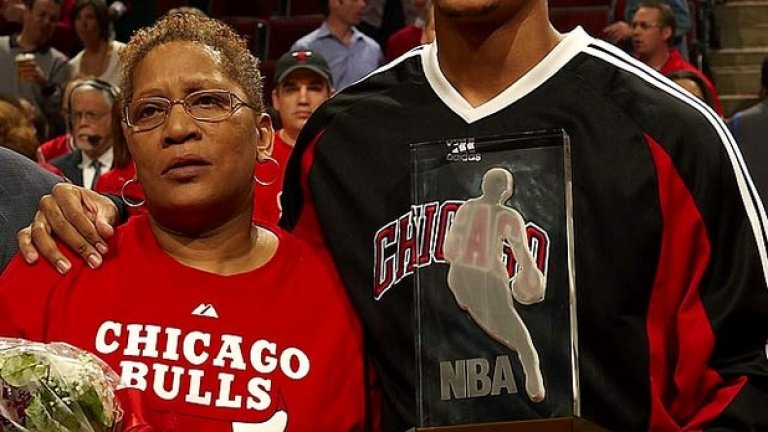 20. Дерик Роуз (баскетбол).
Приходи: 33,9 милиона долара
Заплати, бонуси: 18,9 милиона долара
Реклами: 15 милиона долара
Роуз изигра само 51 мача миналия сезон за Чикаго Булс, но... това бе най-големият му брой участия от сезон 2010-2011. Контузиите го преследват, но извън игрището 13-годишният му договор с Adidas е за 185 милиона долара.