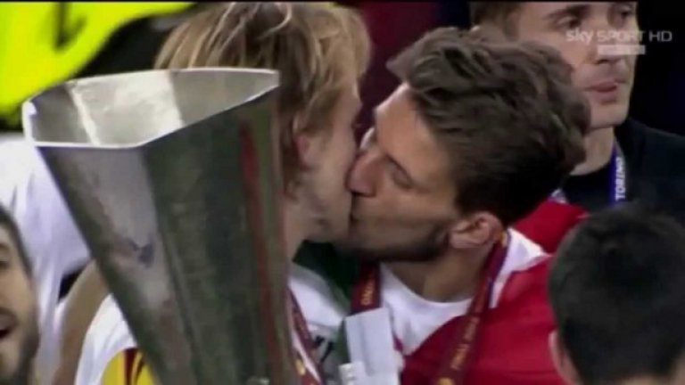Иван Ракитич и Даниел Карисо
Кой каза, че Лига Европа не може да е романтична? Спомнете си 2014-а, когато Ракитич и Карисо споделиха една от последните паметни целувки във футбола след триумфа в Лига Европа със Севиля.
