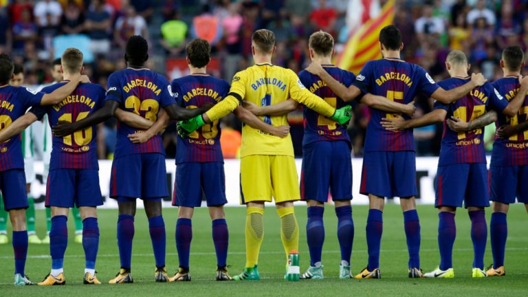 Всички играчи на Барселона се казват... Барселона! Каталунците отдават почит на жертвите от терористичния акт в града през август.
