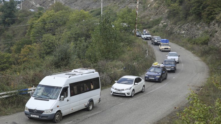 Опашка от бежанци на Лачинския проход. Той се намира под контрол на азербайджанската армия и руски миротворци, а през последните 9 месеца бе блокиран от Баку.