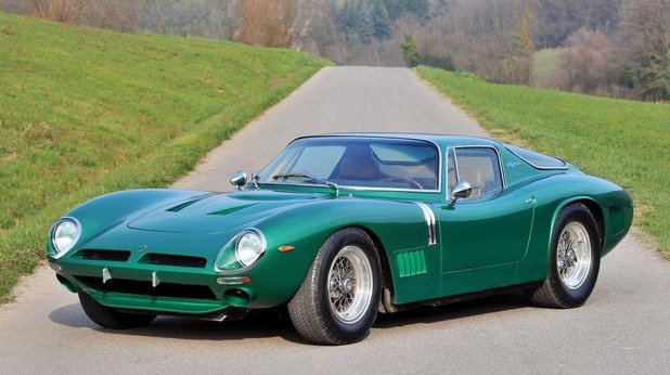 Bizzarrini 5300 GT
1966
Създателят на Grifo Джото Бизарини може да се похвали с една от най-впечатляващите кариери в италианската автомобилна индустрия. Той е главен инженер във Ferrari по времето, когато Черните кончета създават легендата 250 GTO, а освен това е бил начело и на екип, конструирал първия V12 двигател на Lamborghini.
Най-голямата страст на Бизарини са били автомобилните състезания и затова той създава 5300 GT. „Нормалните” версии на колата са много редки – като тази на снимката – и напълно очаквано носят означението Stradale. Дизайнът на каросерията е на Bertone, а 5300 GT Stradale се задвижва от 5,3-литров V8 на Corvette с мощност 355 конски сили. Състезателната версия е с почти 400 конски сили, а благодарение на леката алуминиева каросерия, максималната скорост на автомобила е почти 300 км/ч.