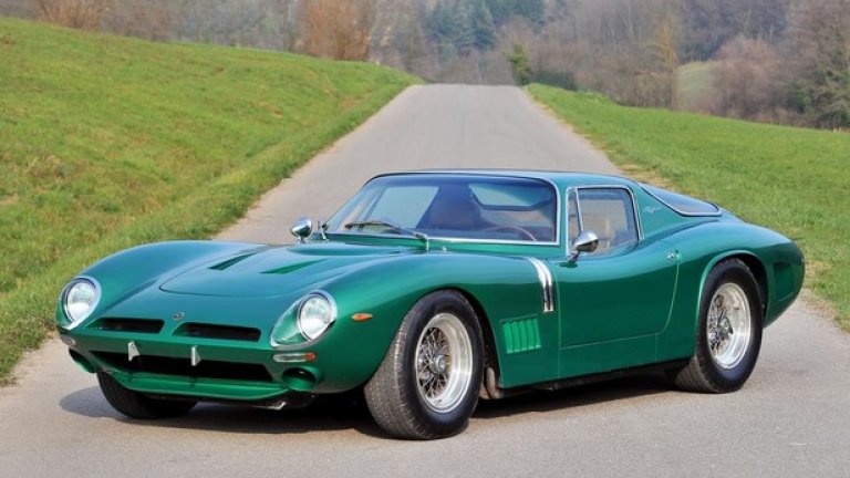 Bizzarrini 5300 GT
1966
Създателят на Grifo Джото Бизарини може да се похвали с една от най-впечатляващите кариери в италианската автомобилна индустрия. Той е главен инженер във Ferrari по времето, когато Черните кончета създават легендата 250 GTO, а освен това е бил начело и на екип, конструирал първия V12 двигател на Lamborghini.
Най-голямата страст на Бизарини са били автомобилните състезания и затова той създава 5300 GT. „Нормалните” версии на колата са много редки – като тази на снимката – и напълно очаквано носят означението Stradale. Дизайнът на каросерията е на Bertone, а 5300 GT Stradale се задвижва от 5,3-литров V8 на Corvette с мощност 355 конски сили. Състезателната версия е с почти 400 конски сили, а благодарение на леката алуминиева каросерия, максималната скорост на автомобила е почти 300 км/ч.