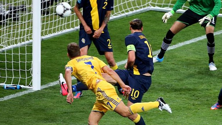 Андрий Шевченко се измъква от опеката на Златан Ибрахимович и бележи втория си гол за победата на Украйна над Швеция с 2:1 на Евро 2012