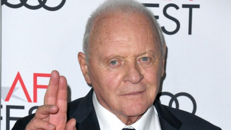 По една или друга причина музиката не е тяхно основното занимание, а са се утвърдили като актьори. Но това не означава, че се справят по-зле с пеенето, отколкото с превъплъщенията си.
Събрахме в галерия актьорите, които се изявяват успешно и като музиканти:
Антъни Хопкинс
Както разбраха неговите последователи в социалните мрежи по време на изолацията, носителят на "Оскар" обича да свири на пиано и да композира. По собствените му думи "ако е бил по-умен в училище, е щял да завърши музикална академия". Не можем да се разсърдим за избора му на поприще, защото съдава паметни роли.
Но и композициите му си ги бива. През 2011 г. заедно със City of Birmingham Symphony Orchestra бяха представени негови творби. А заедно с подбрана музика към някои от най-известните му филми, те бяха събрани в лайв албума Composer. Може дори да сте виждали в YouTube как оркестърът на Андре Рийо изпълнява едно от наистина феноменалните произведения на сър Антъни Хопкинс. Ако не сте, вижте го, заслужава си.