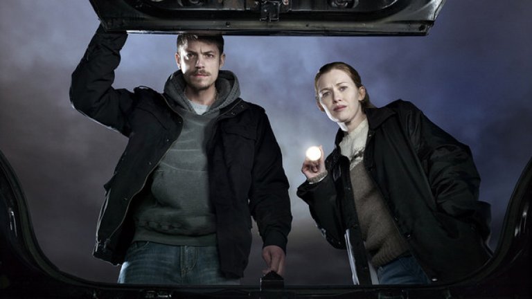 10.
Убийството/ The Killing, 3 април, 2011
Тук си говорим за големи разочарования. Режисирана от Пати Дженкинс, мрачната първа серия на поредицата обещава да последват фантастични серии. Написан от жена и режисиран от жена, сериалът заплашваше да взриви познатият модел на криминалните драми. Вместо това The Killing се самоизяде с фалшиви следи, мелодрама и губи фокуса си. Но поне ни остава да се радваме на добрия пилотен епизод. 