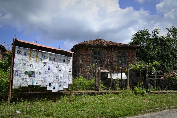 Тъжното лице на Граматиково - изоставени къщи и некролози.