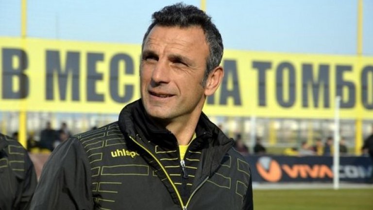 Петър Пенчев. Уж на изпит те късат заради двойка, но Петър Пенчев си тръгна от Ботев заради шестица. Писа му я новакът Монтана. После на стола седна човек на име Ермин Шиляк. Словенецът се самопредстави като участник в паметните двубои на Олимпия Любляна срещу Левски на европейската сцена. Не е ясно обаче с какво е известен като треньор. „Канарчетата“ се представят ужасно и Шиляк изглежда като сигурен пътник.