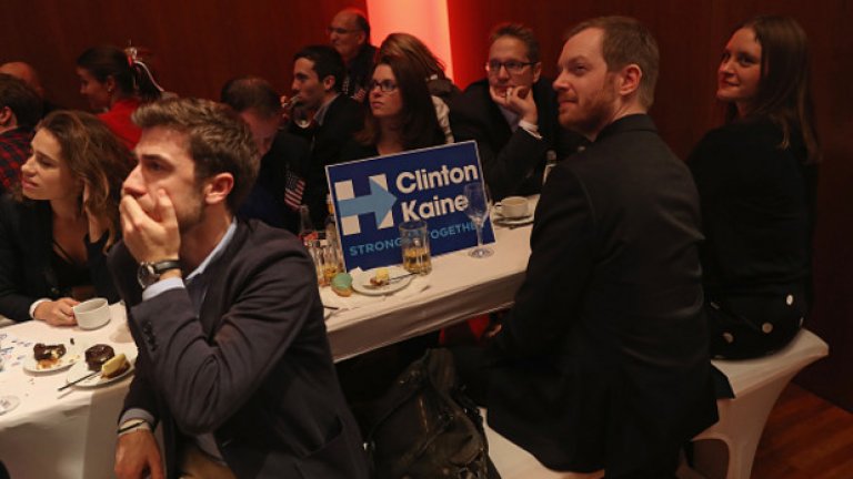 Гости на официално парти в "Aspen Institute Germany" в Берлин по повод изборния ден в САЩ следят на живо резултатите.
