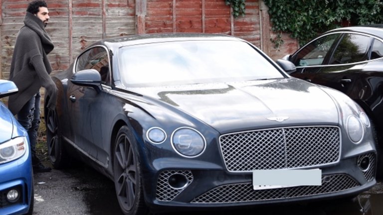 "Скромният" Салах има Bentley, Lamborghini Aventador и... Toyota